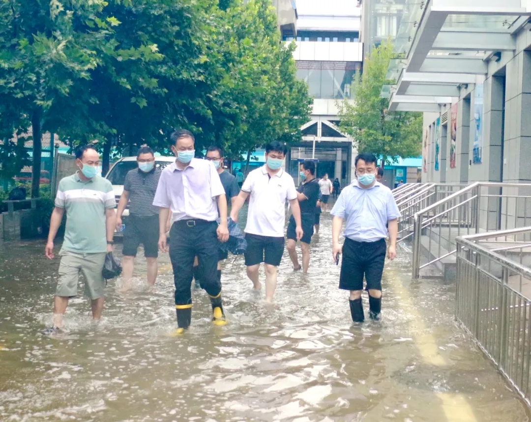 强降雨天气，院领导冒雨督导检查防汛工作